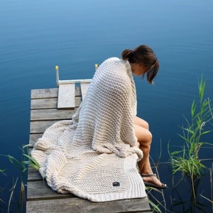 Duży, gruby i miękki koc w kolorze delikatnego beżu